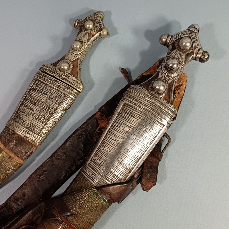 POIGNARD WAHABITE PENINSULE ARABIQUE ET AFRIQUE DE L'EST SABIKI WAHHABITE JAMBYIA DHARIA ENSEMBLE DE 2 POIGNARDS EN ARGENT